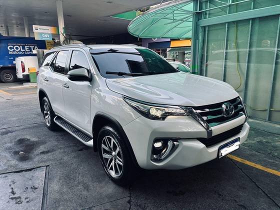 TOYOTA HILUX SW4 2.8 SRX 4X4 7 LUGARES 16V TURBO INTERCOOLER DIESEL 4P AUTOMÁTICO TOYOTA HILUX SW4 2.8 SRX 4X4 7 LUGARES 16V TURBO INTERCOOLER DIESEL 4P AUTOMÁTICO